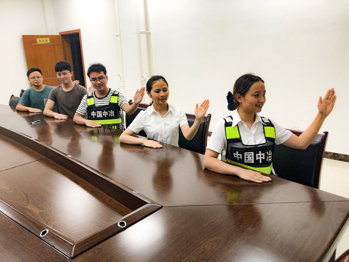 11.7月30日，三荔高速項目水各收費站組織新進職工業(yè)務知識考核，內容涵蓋了收費標準、收費范圍，文明優(yōu)質服務禮儀、文明用語以及實際操作等，幫助他們盡快掌握及熟悉收費崗位各項專業(yè)技能。（三荔項目公司 吳定勇 陳宏宇）