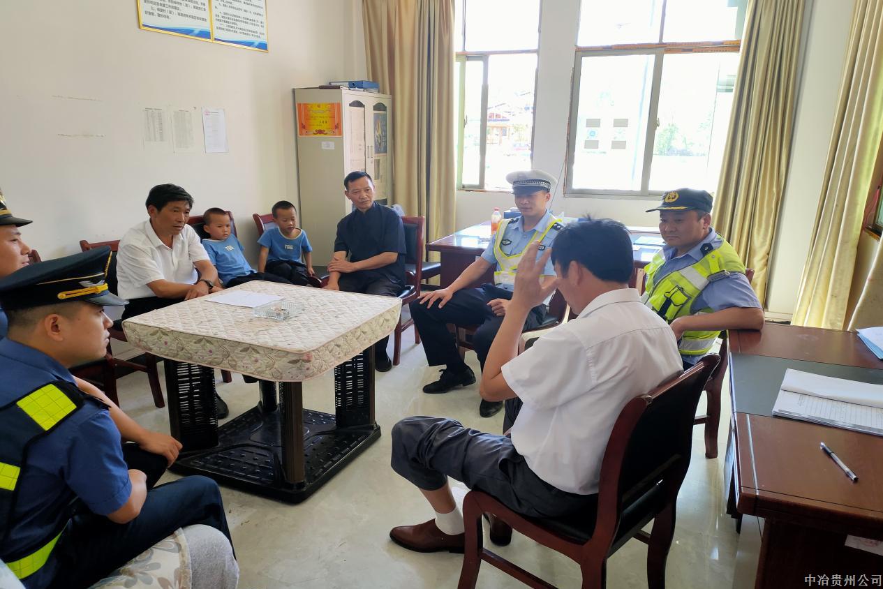 一路三方到農(nóng)戶會(huì)家中開(kāi)展警示教育